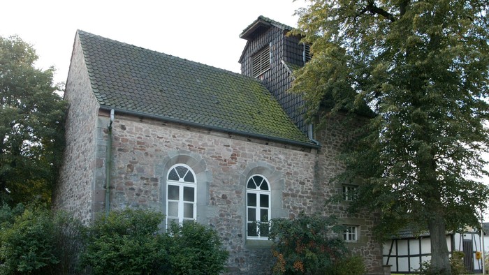 Steingebäude mit Rundbogenfenstern und einem kleinen Turm.