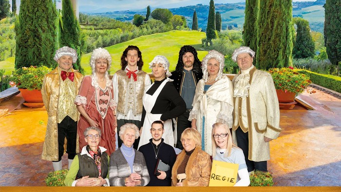 Das Plakat wirbt für eine Theateraufführung von "Die Clamore um Amore" im Juli 2024.