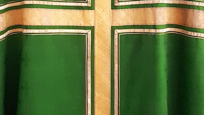 Grønne og gule tøjstykke med korsmærke.