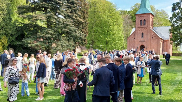 Konfirmander på plænen foran Vedbæk Kirke