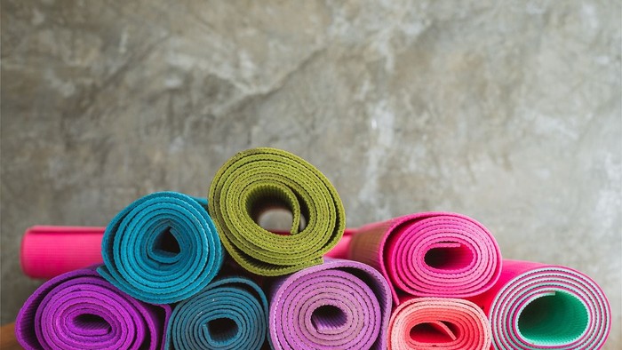 Bunte Yogamatten ordentlich aufeinandergestapelt