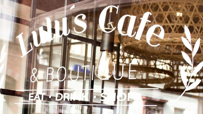 Lunis Café & Boutique med skrift på vindue.