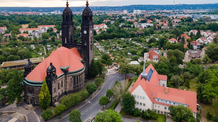 Luftaufnahme einer Stadt mit großer Kirche und Wohngebäuden