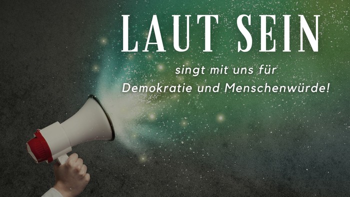 Hand hält Megafon, Text: "Laut sein für Demokratie und Menschenwürde"