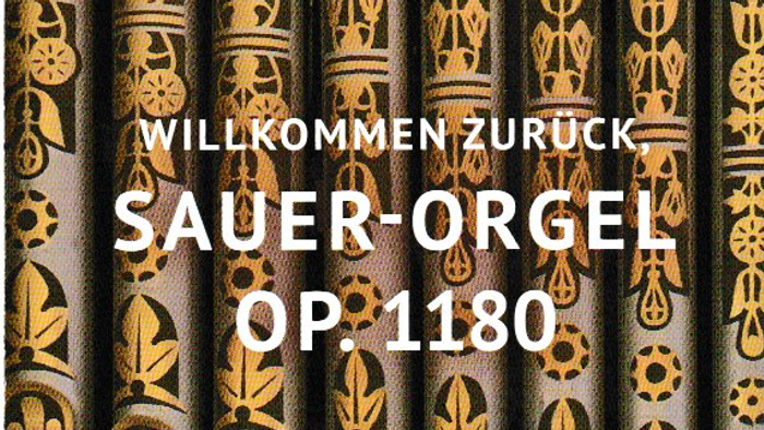 Das Bild zeigt eine Sauer-Orgel mit aufwendigen Verzierungen und dem Text "Willkommen Zurück Sauer-Orgel Op. 1180".
