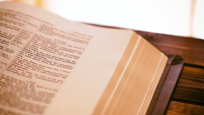 En åben bog på et trædyrkestol