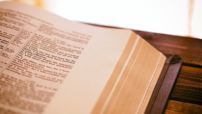 En åben bog på et trædyrkestol