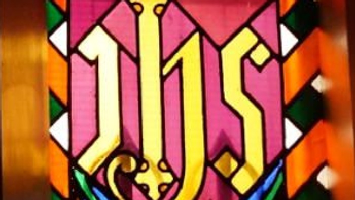 Buntes Kirchenfenster mit christlichen Symbolen