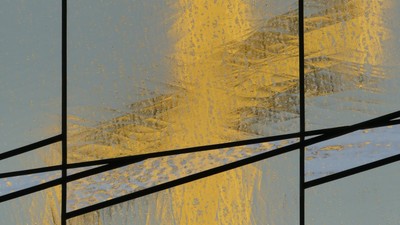 Buntglasfenster mit einer verschwommenen gelben architektonischen Struktur und blauen sowie roten Zierrändern.