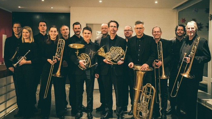 Gruppe von Musiker:innen mit Blechblasinstrumenten.