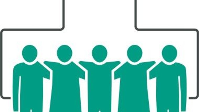 Fünf Personen stehen in einer Gruppe unter einem Kreuz