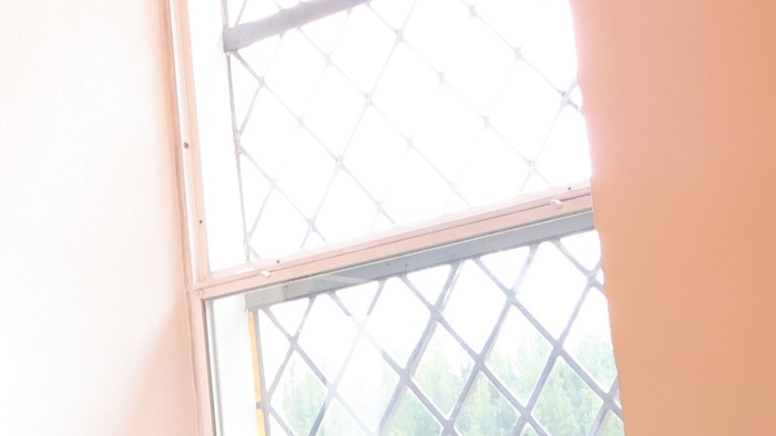 Mand i prædikestol i kirke, glasmosaikvindue.