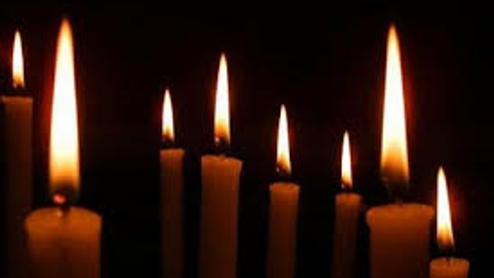 En række lysende lysekøn med skygger i mørke omgivelser