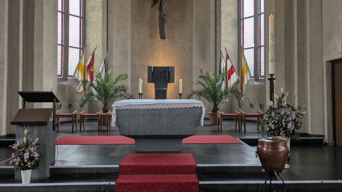 Altar der Kirche Mariae Namen Hanau zur Osterzeit