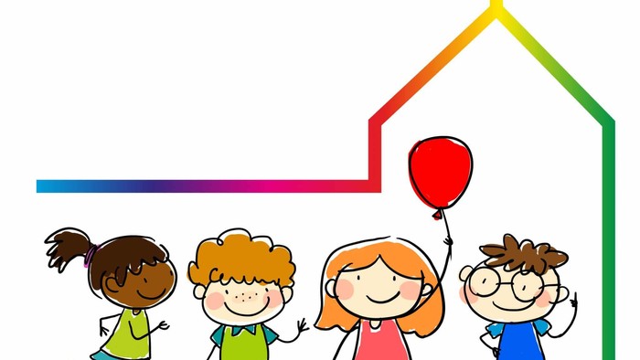 Vier Kinder vor buntem Haus mit Luftballon