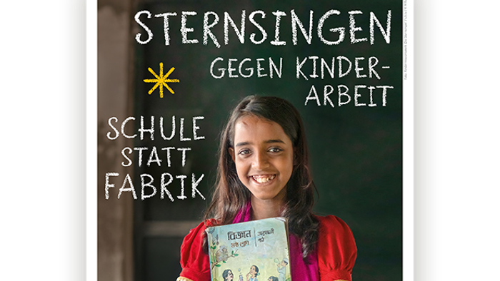 Schülerin hält Buch in der Schule, Plakat für Sternsingen