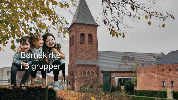 To børn på kirkegård foran kirke