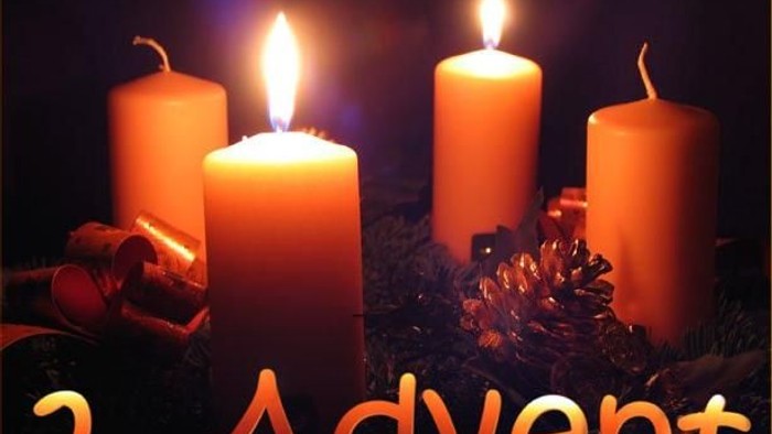 To adventlys og pinekoner på mørkt baggrund