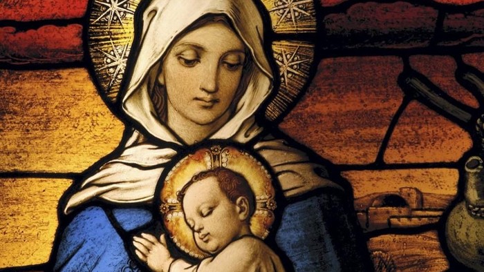 Stained glass af Madonna og barn i kirke.