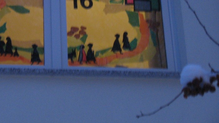 Buntes Fensterbild mit Haus und Menschen, Nummer 16