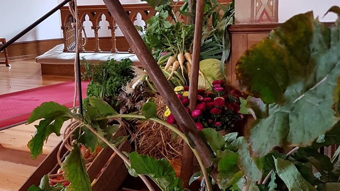 En kirkeindretning med grønne planter og hestehove.