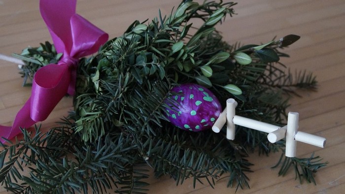 Ein Weihnachtsdekoration mit Tannenzweigen und pinker Schleife