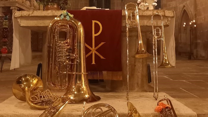 Kirchenaltar mit Messinginstrumenten und Kerzen