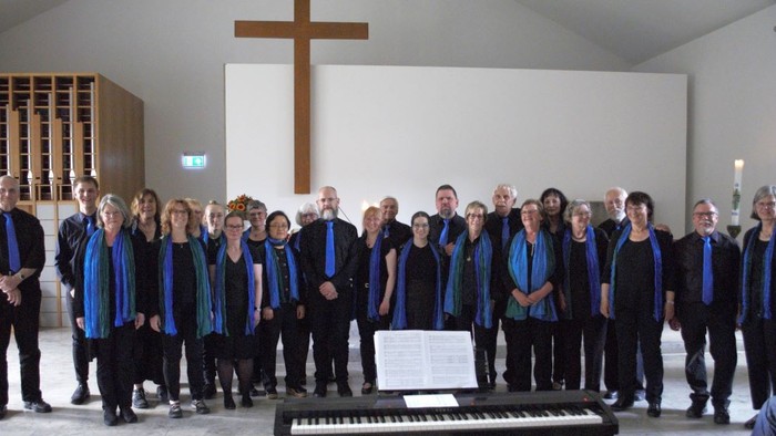 Ein Chor in einer Kirche posiert für ein Gruppenfoto
