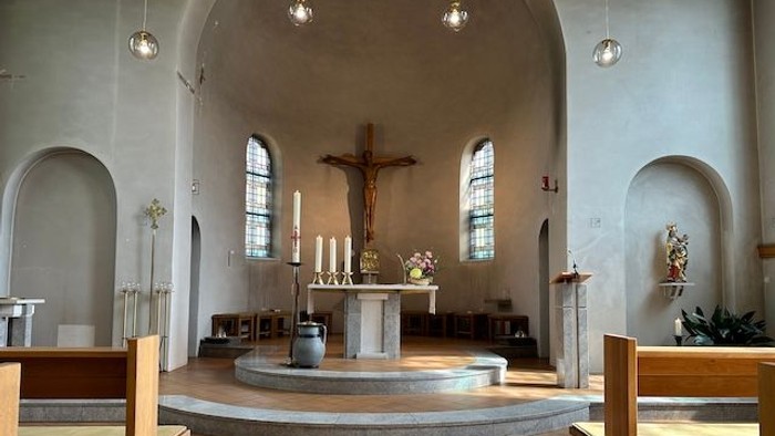 Die Kirche hat einen Altar mit Kruzifix und Holzbänke