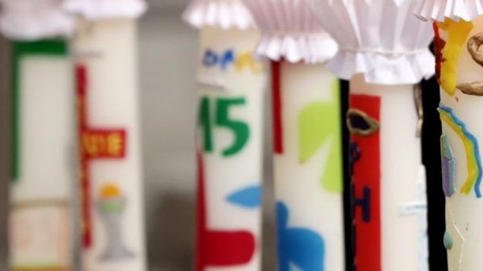 Bunte Kinderbilder an einer Pinnwand