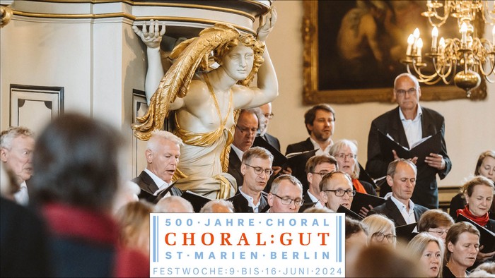 Chor singt in prächtiger Kirche, 500 Jahre Choralfeier in St. Marien Berlin