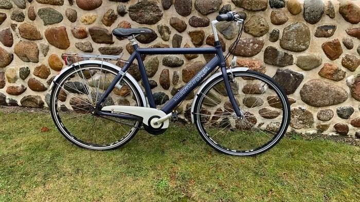 Blå cykel ståender ved stenmur