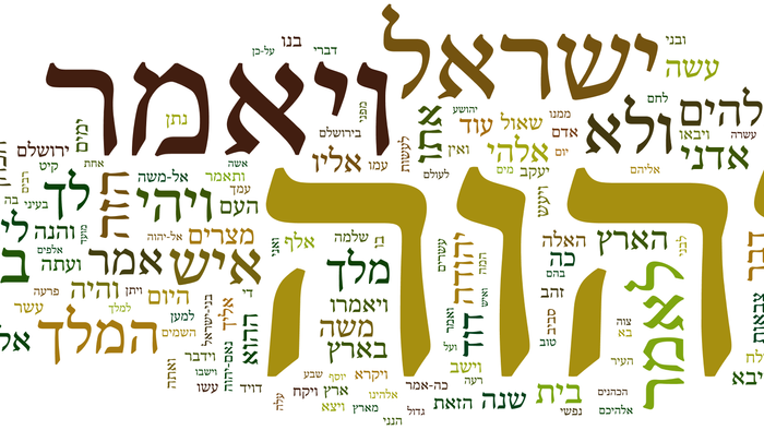 Das Bild zeigt hebräische Schriftzeichen und Wörter in verschiedenen Größen und Farben.