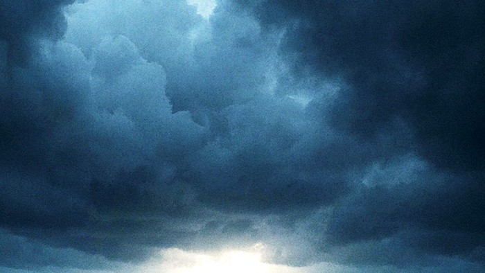 Plakat für ein Konzert mit stürmischer Meereslandschaft und Details zu klassischen Musikaufführungen am 10. Mai 2026.