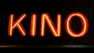 Leuchtende Kinowerbung im Dunkeln
