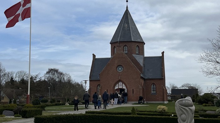 Kirke med dansk flag på forgrunden