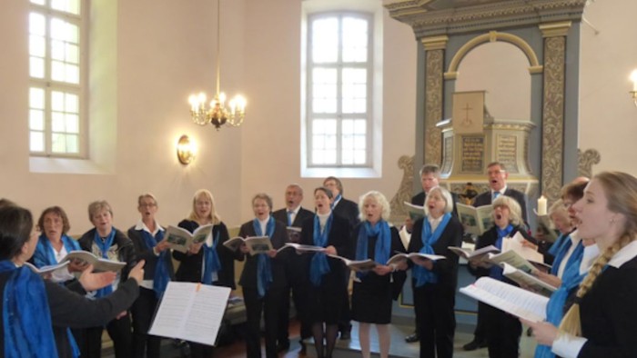 Ein Chor singt in einer Kirche