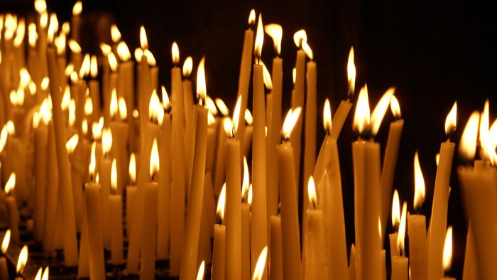 Mange lysende steariner.