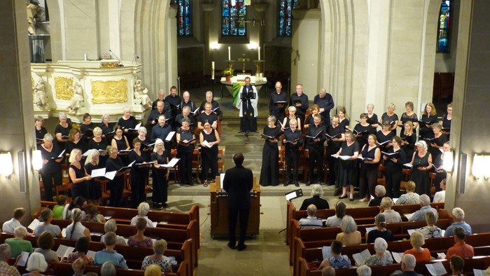 Ein Chor singt in einer Kirche vor einem Publikum
