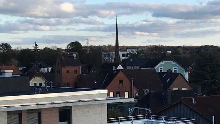 Stadtansicht mit Kirche und Wohngebäuden