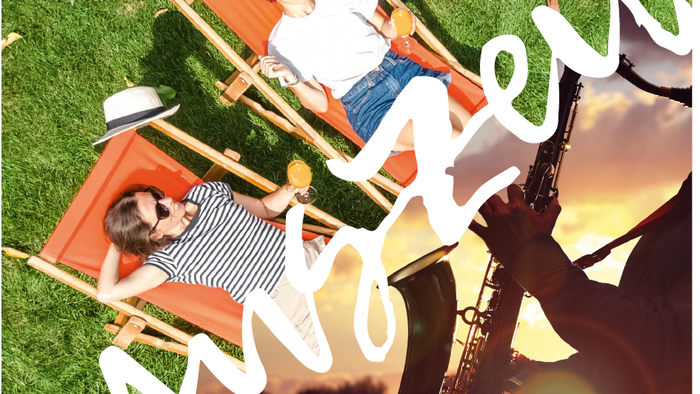 Zwei Personen genießen ein Picknick im Park bei Sonnenuntergang, eine spielt Saxophon.