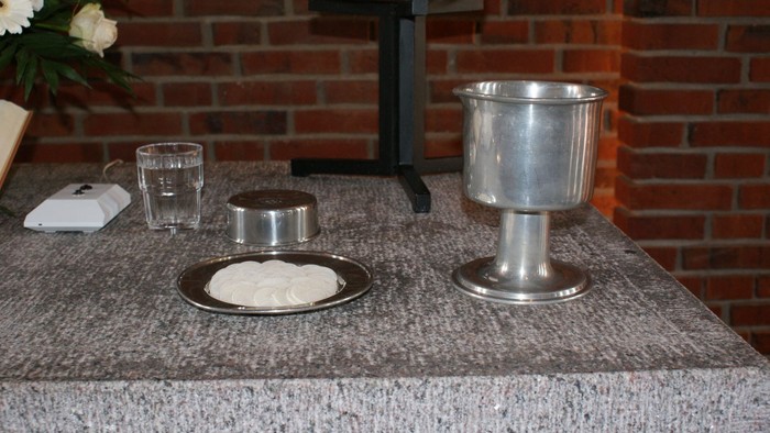 En bord med drikkevarer og blomster.