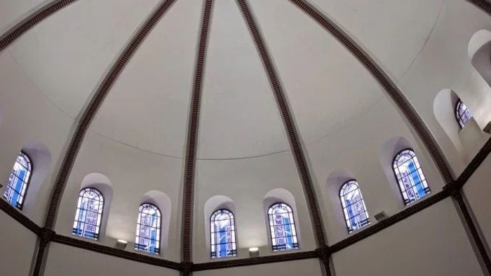 Das Bild zeigt die Innenseite einer Kuppel mit bogenförmigen Fenstern.