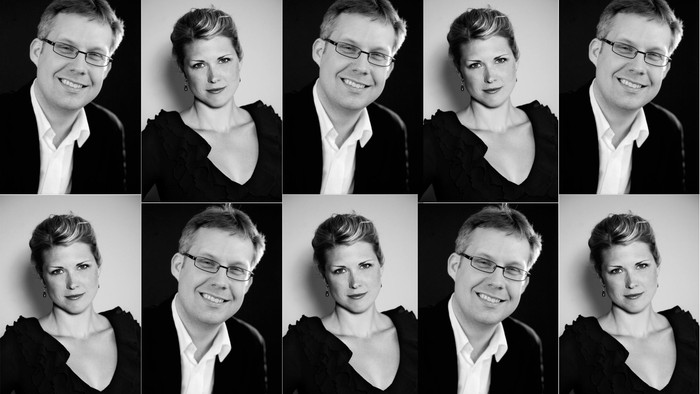 En række svarte og hvide portrætter af en person med briller og kort hår.