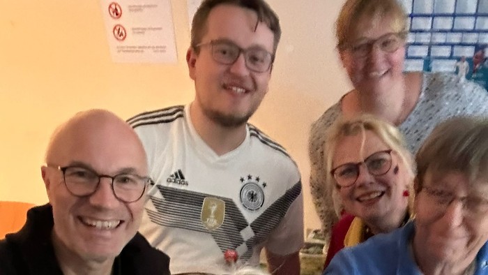 Eine Gruppe von Freunden genießt Bier zusammen in einer gemütlichen Kneipe