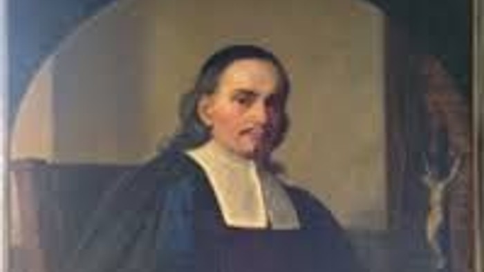 Porträt eines Geistlichen mit einem offenen Buch und einer Feder, gekleidet in historische kirchliche Gewänder.