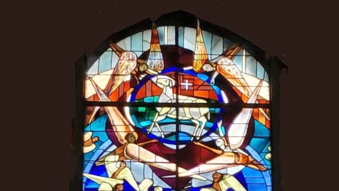 Buntes Kirchenfenster mit religiösen Motiven