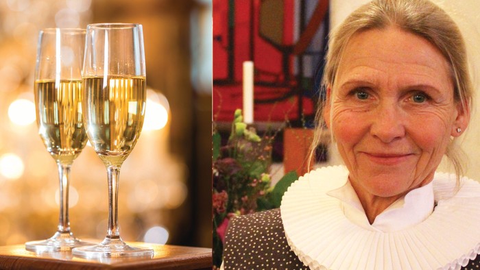 En kvinde med glas i hånden og vin i glasene bagved.