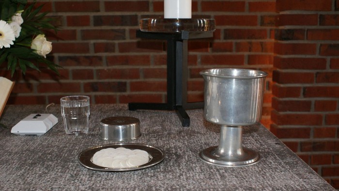 En bord med drikkevarer og blomster.