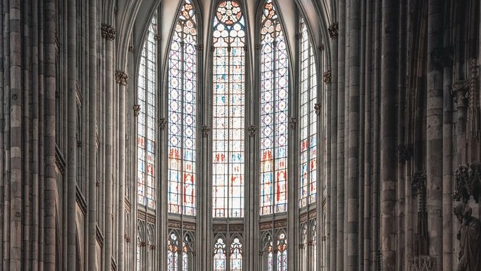Großartige Kathedrale mit hohen Säulen und bunten Glasfenstern.